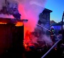 Пожарные за три часа потушили горящий гараж в селе Красногорск 