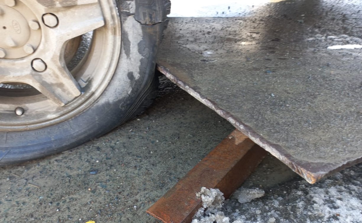 Из-за ямы на дороге в Южно-Сахалинске два автомобиля лишись глушителей и других запчастей