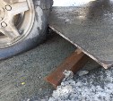 Из-за ямы на дороге в Южно-Сахалинске два автомобиля лишись глушителей и других запчастей
