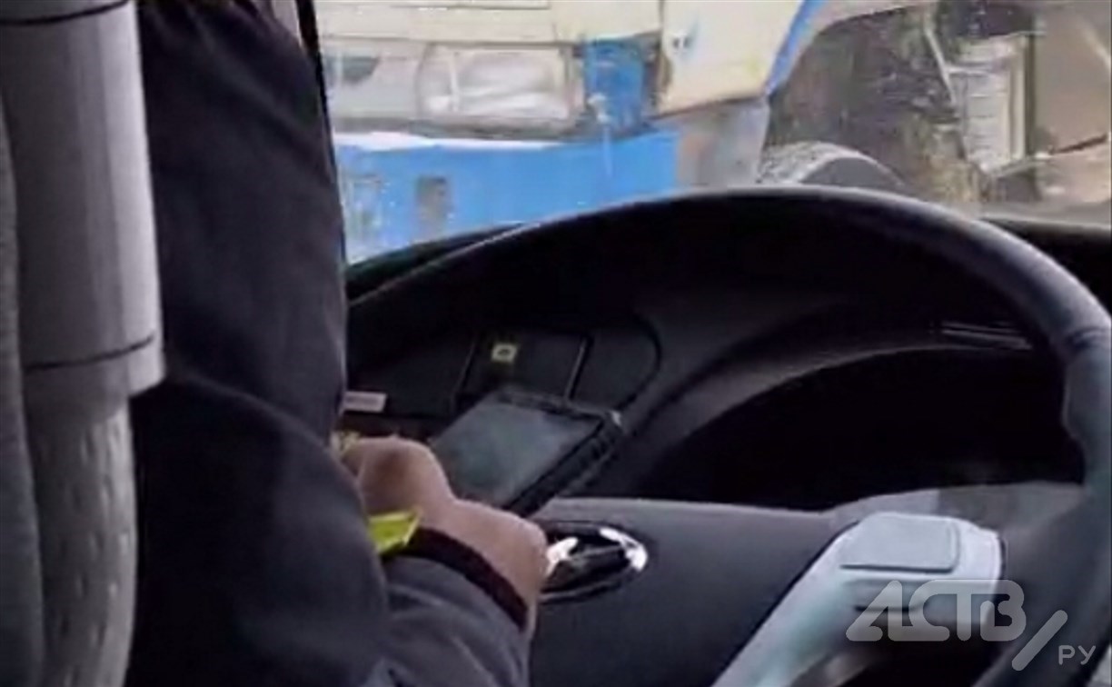 Водителю автобуса на Сахалине, который смотрел видео за рулём, объявили выговор и лишили премии 