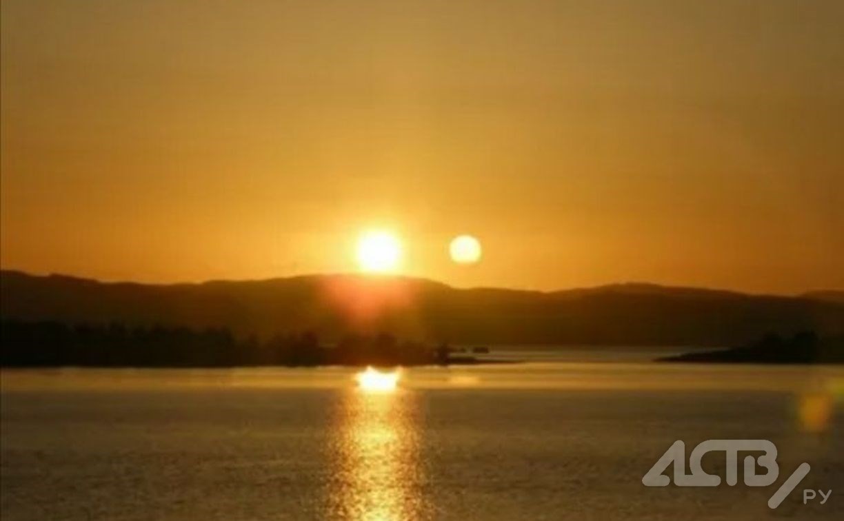 "Впервые такое вижу": ещё одно солнце выглянуло на закате у побережья Сахалина