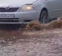 Коммунальная авария в Южно-Сахалинске: "фонтаны" бьют на проспекте Мира