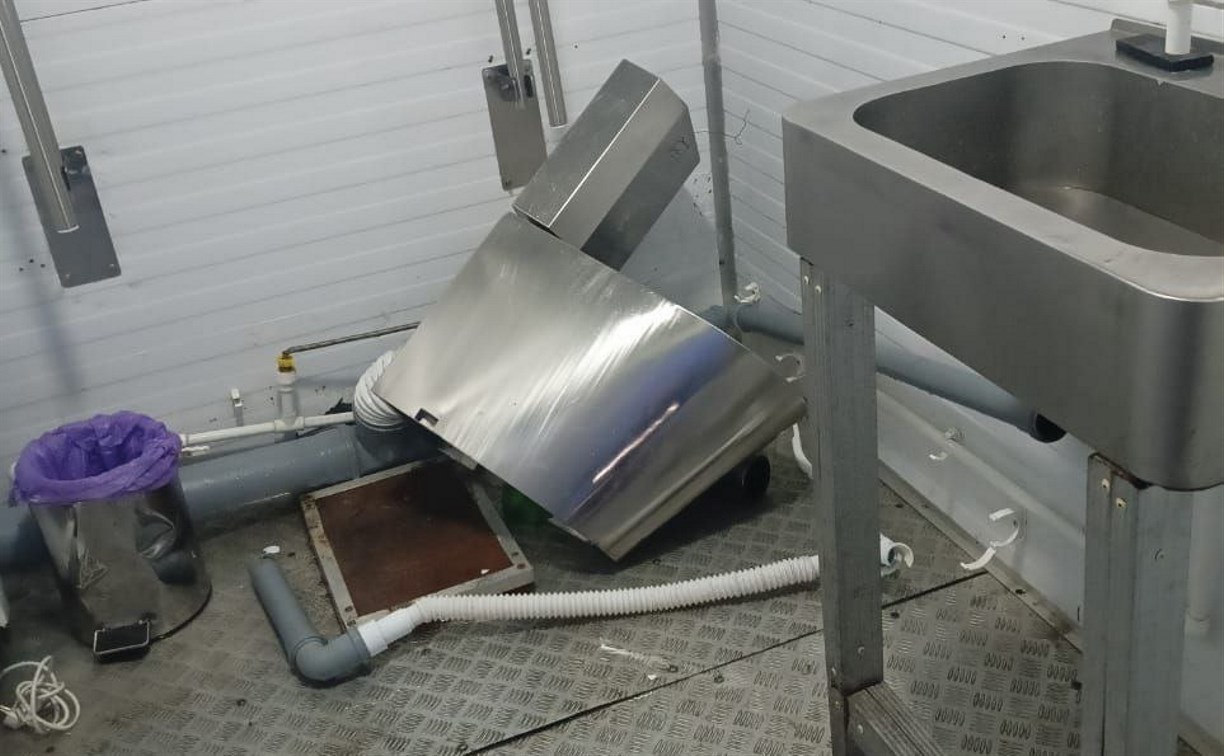 Вандалы вновь разгромили общественный туалет в Холмске