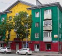 Фасады в цветах "вырви глаз" на улице Ленина в Южно-Сахалинске ликвидируют