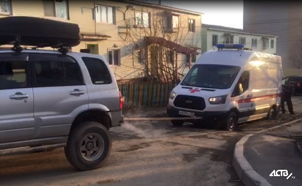 Машина скорой помощи провалилась в яму в Южно-Сахалинске