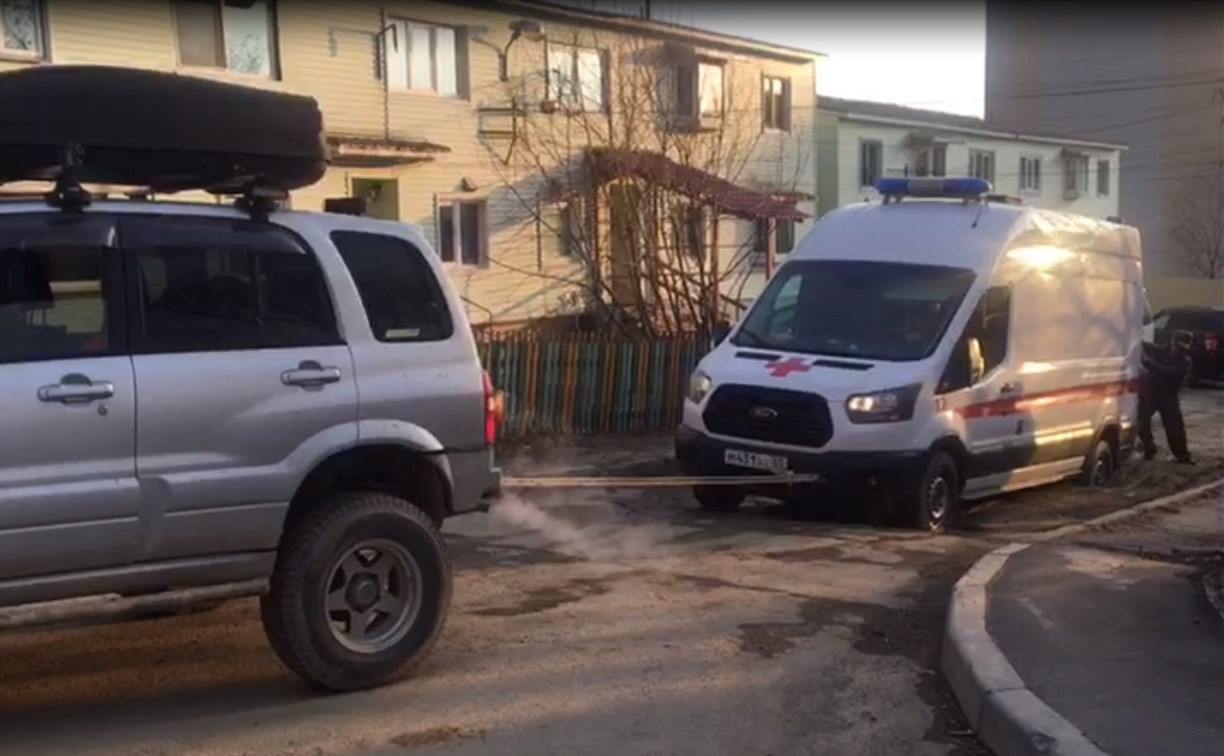 Машина скорой помощи провалилась в яму в Южно-Сахалинске 