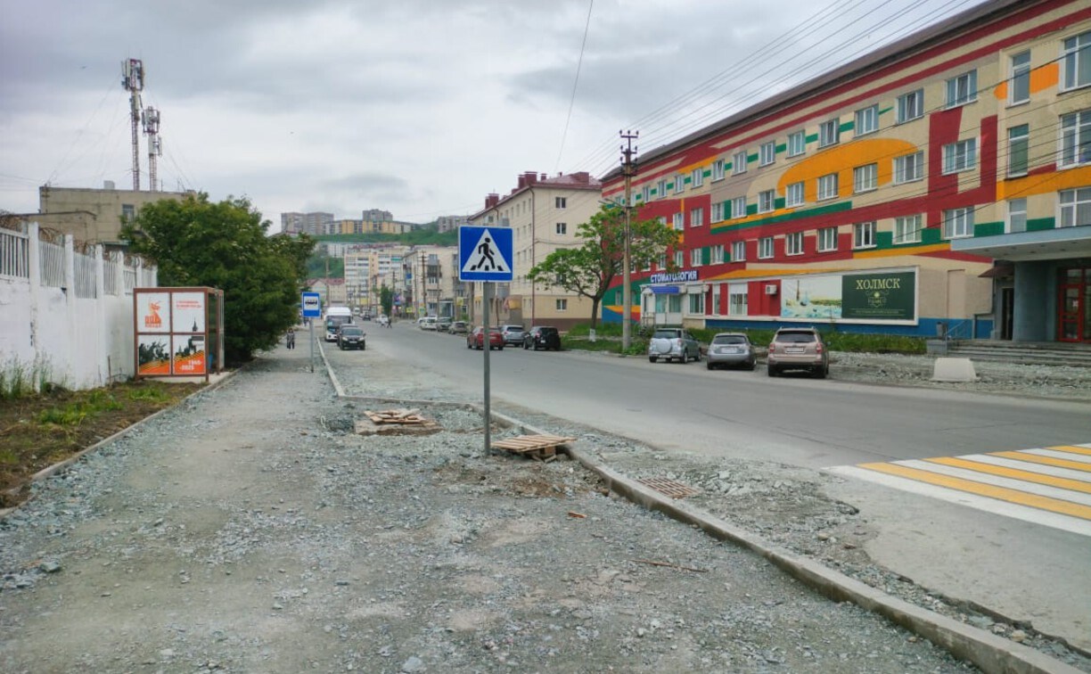 Старые тополя вырубят на улице в Холмске ради безопасности пешеходов и водителей 