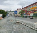 Старые тополя вырубят на улице в Холмске ради безопасности пешеходов и водителей 