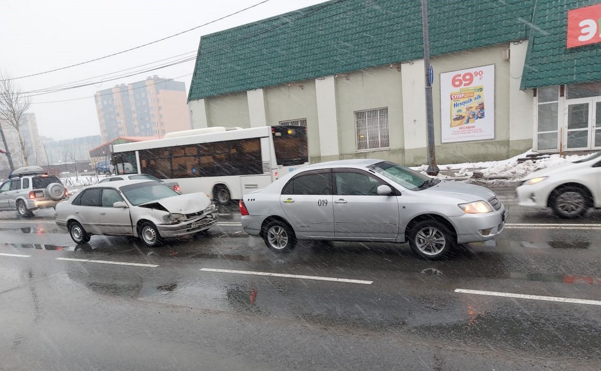Очевидцев столкновения двух "Тойот" ищет ОГИБДД Южно-Сахалинска