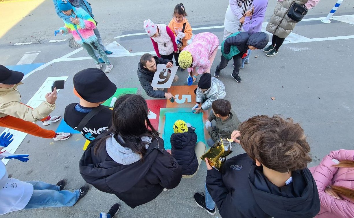 Дети в восторге: отвоёванную у дороги пешеходную зону раскрасили школьники Южно-Сахалинска