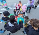 Дети в восторге: отвоёванную у дороги пешеходную зону раскрасили школьники Южно-Сахалинска
