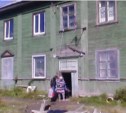 Жители одного из домов в Корсакове требуют переселения (ФОТО)