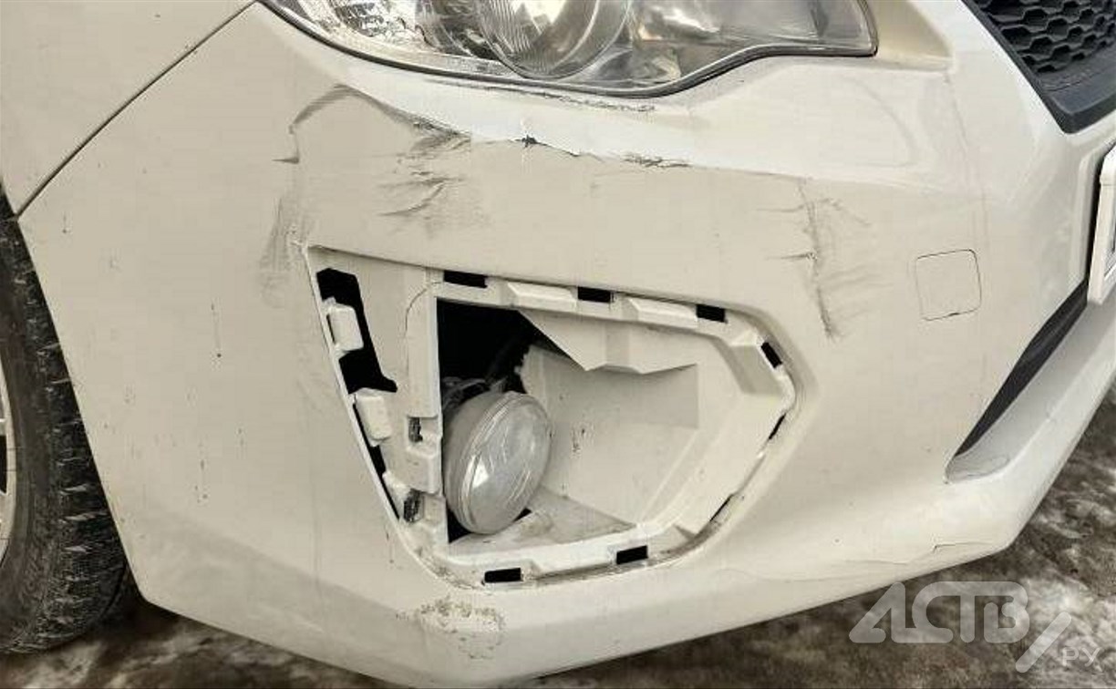 Неизвестный врезался в Subaru Impreza  и скрылся с места ДТП в Южно-Сахалинске