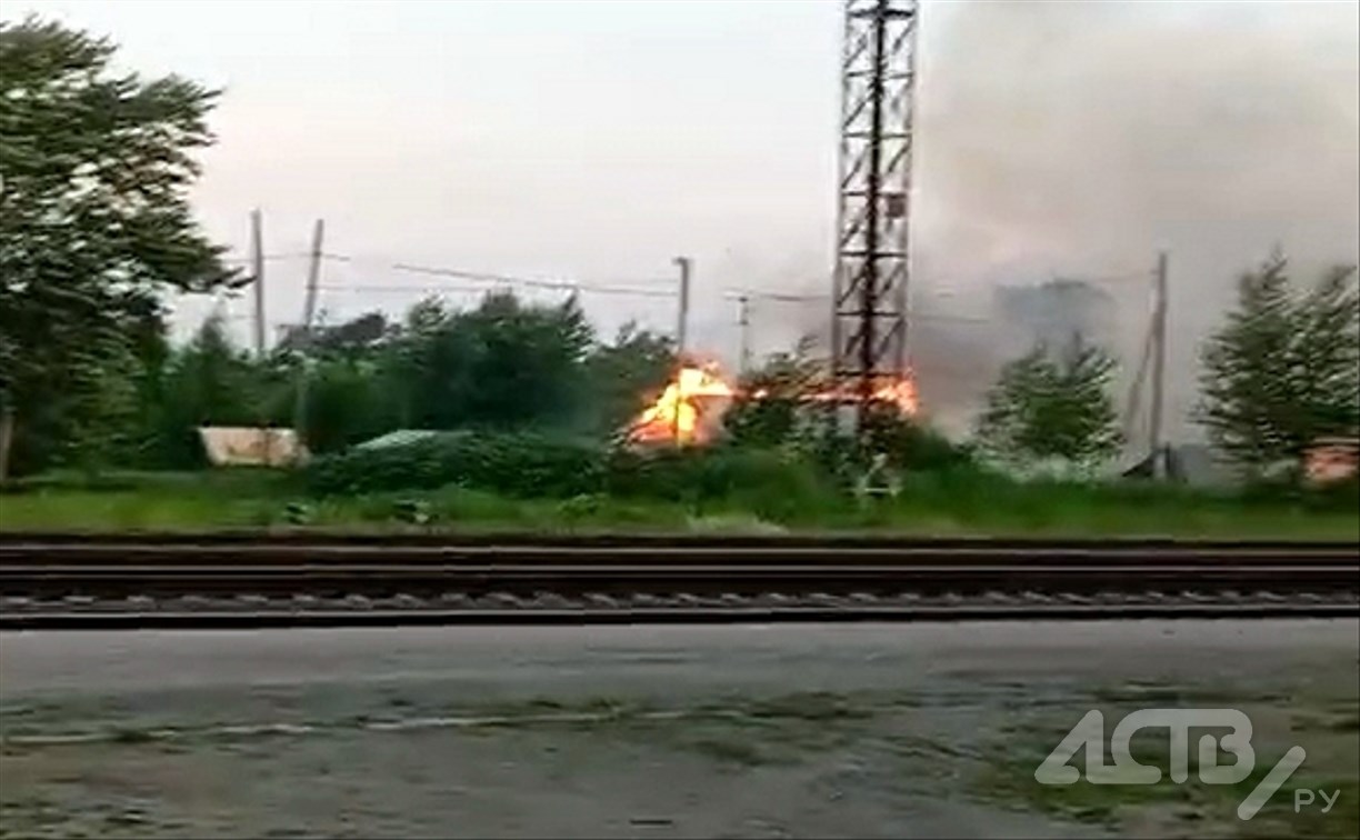 Горящий у ж/д станции в Соколе частный дом попал на видео