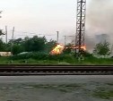 Горящий у ж/д станции в Соколе частный дом попал на видео