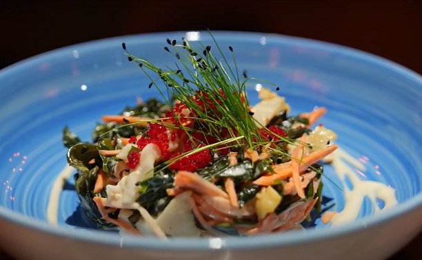 Простой рецепт на все времена: салат из трубача с водорослями вакаме