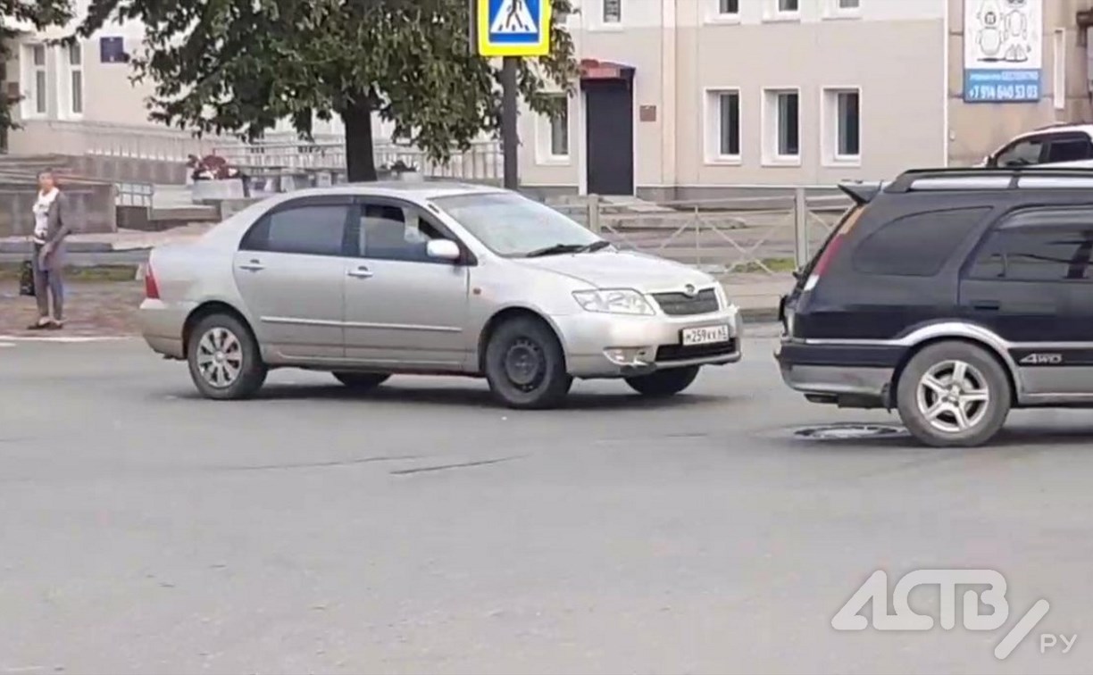 Стоящий на перекрёстке автомобиль без водителя озадачил жителей Южно-Сахалинска