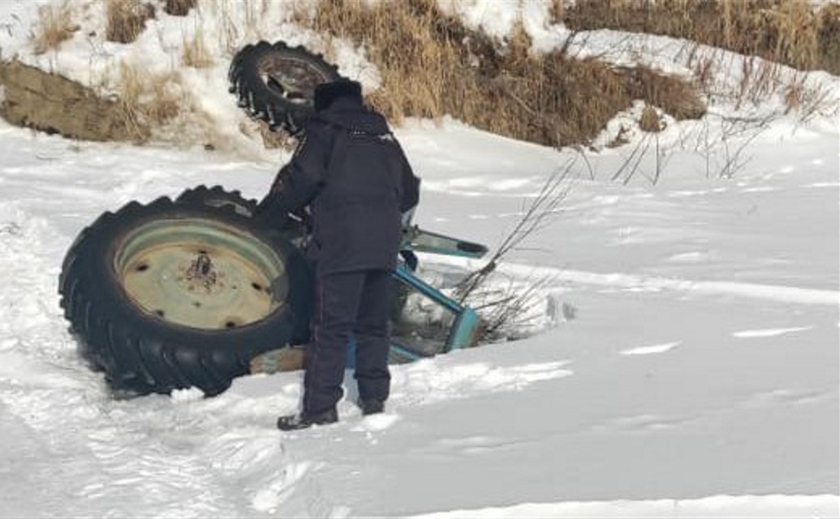 Водолазы достали тело сахалинца, провалившегося под лёд на тракторе