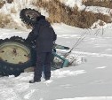 Водолазы достали тело сахалинца, провалившегося под лёд на тракторе
