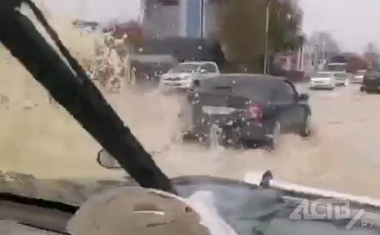 "Закрывайте окна, папа едет!": южносахалинец устроил опасные покатушки по затопленным улицам