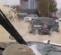 "Закрывайте окна, папа едет!": южносахалинец устроил опасные покатушки по затопленным улицам