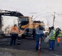 Жители Южно-Сахалинска сняли видео, как ломают асфальт, который только положили