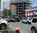 Владельцу сорвавшегося с эвакуатора автомобиля в Южно-Сахалинске компенсируют ущерб