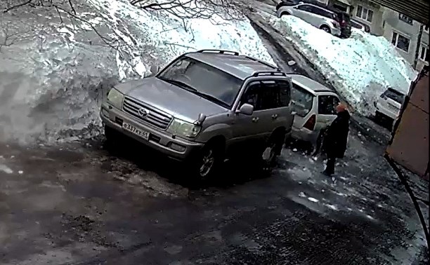 На Камчатке женщина чудом избежала смерти - ледяная глыба с крыши упала рядом с ней