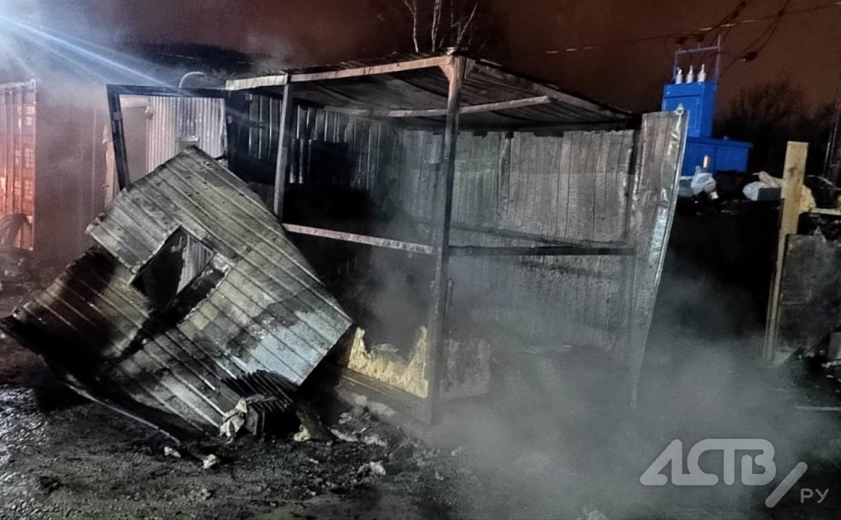 Пожар в строительной бытовке разгорелся около новостройки в Южно-Сахалинске Пожар в строительной бытовке разгорелся около новостройки в Южно-Сахалинске