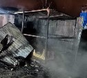 Пожар в строительной бытовке разгорелся около новостройки в Южно-Сахалинске