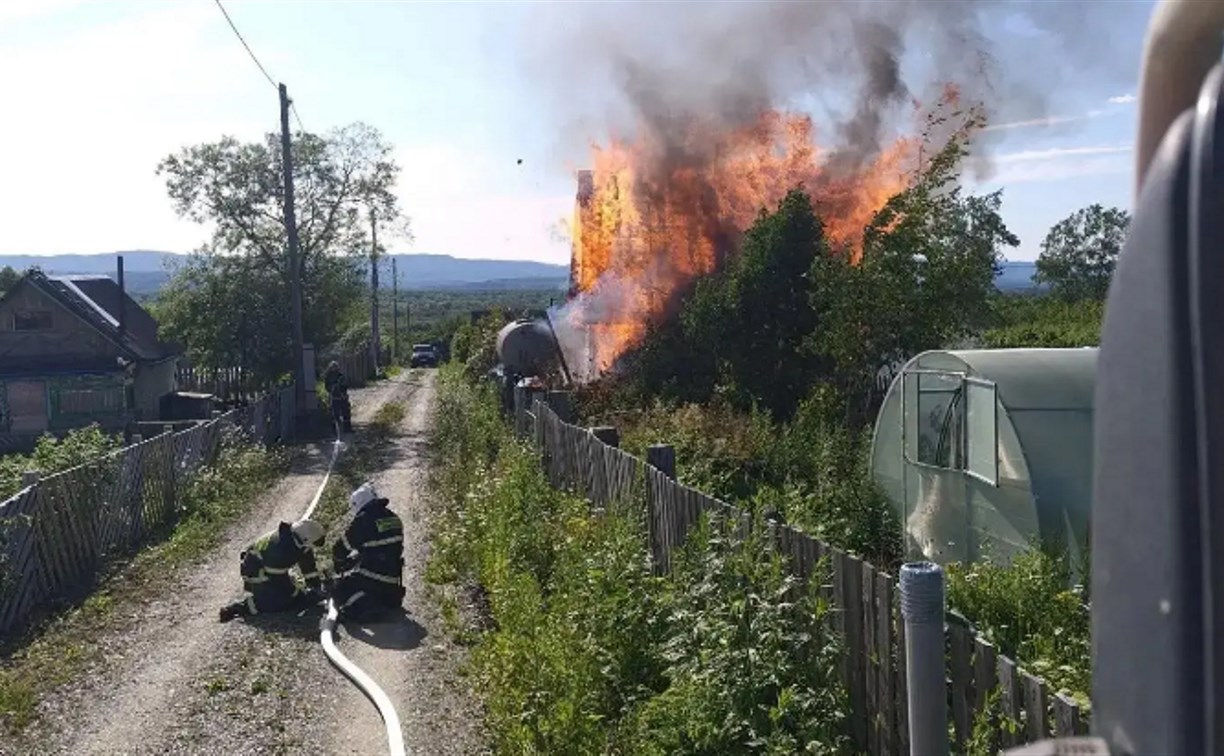 Дачный домик полностью сгорел в ТСЖ "Огонёк" на Сахалине