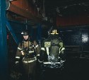 Опубликованы новые кадры с места крупного пожара в автоцентре в Южно-Сахалинске