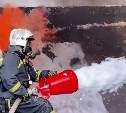 200 квадратных метров в огне: в Корсакове тушат полыхающую "заброшку"