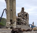 В Холмске продолжается снос бывшего целлюлозно-бумажного завода