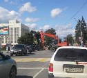 Пробку в центре Южно-Сахалинска спровоцировал сломавшийся посреди дороги экскаватор