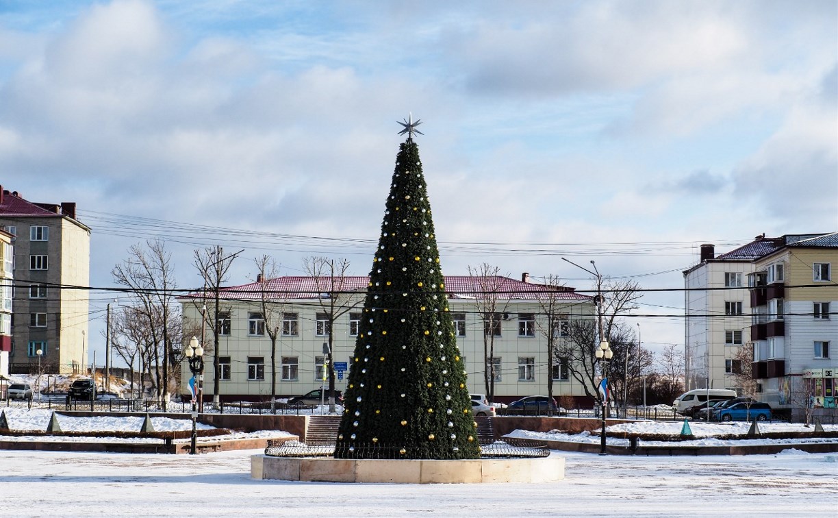 Новогодние огни на главной ёлке Корсакова зажгут 26 декабря