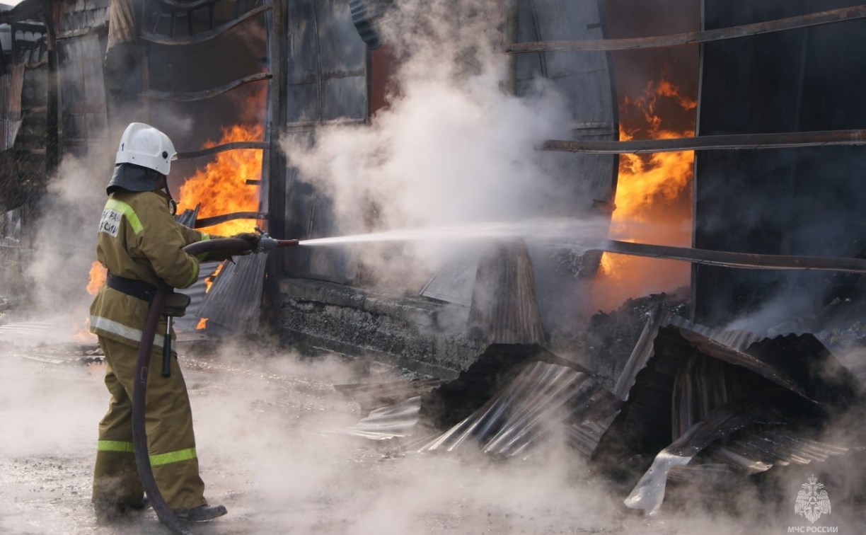 15 пожарных приехали тушить постройку в Долинске