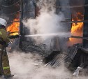 15 пожарных приехали тушить постройку в Долинске