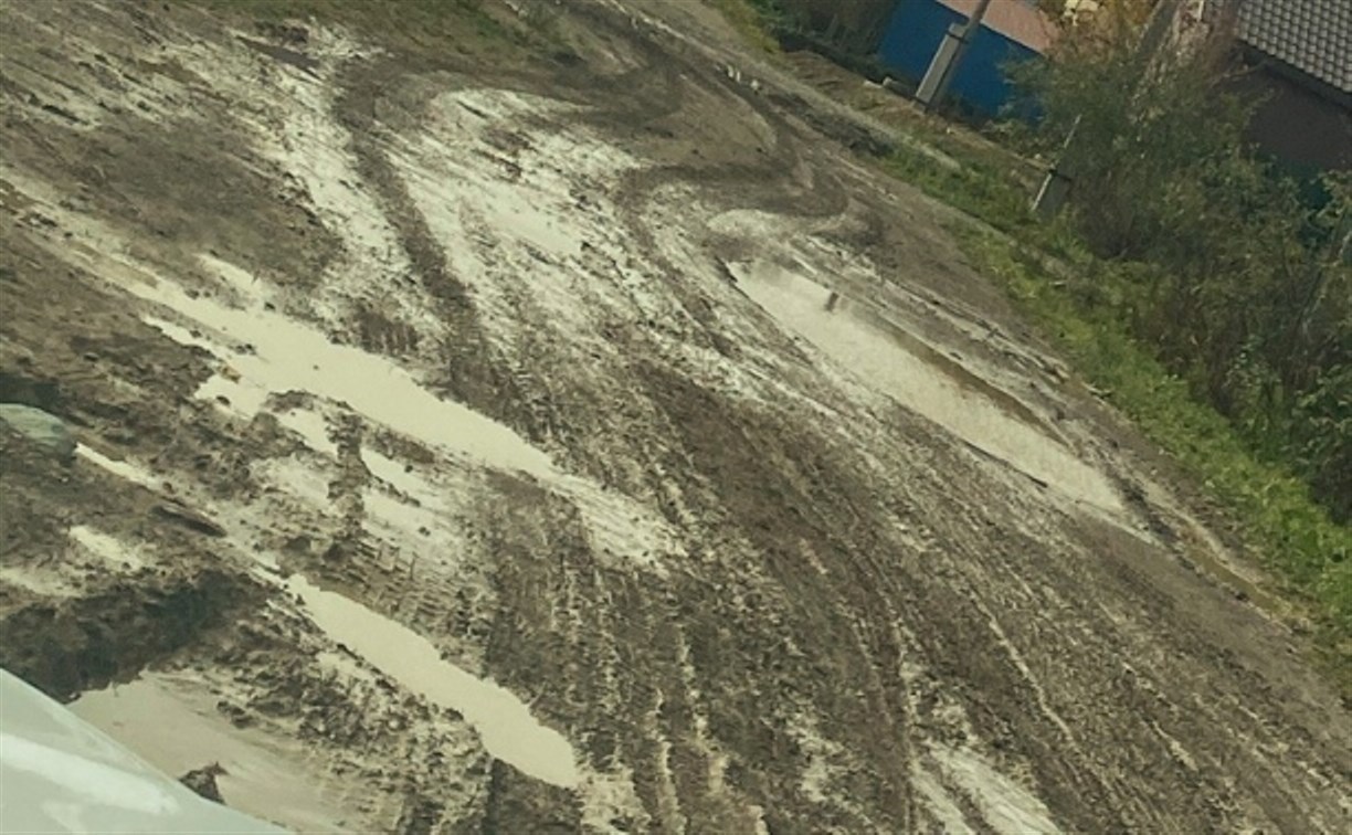 "Люди не ходят, а прыгают": в Троицком после укладки газовой трубы улица утопает в грязи