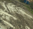 "Люди не ходят, а прыгают": в Троицком после укладки газовой трубы улица утопает в грязи