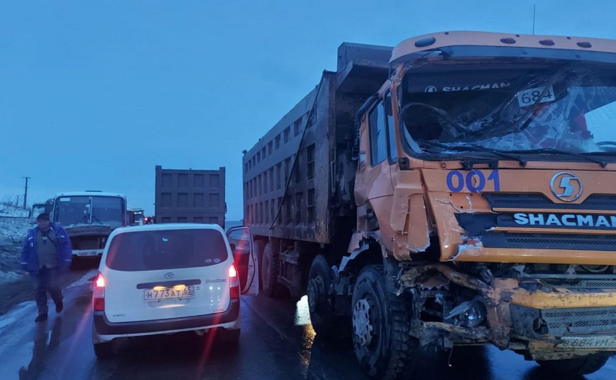 "Пассажиров сбили на обочине": детали смертельного ДТП с автобусами на Сахалине