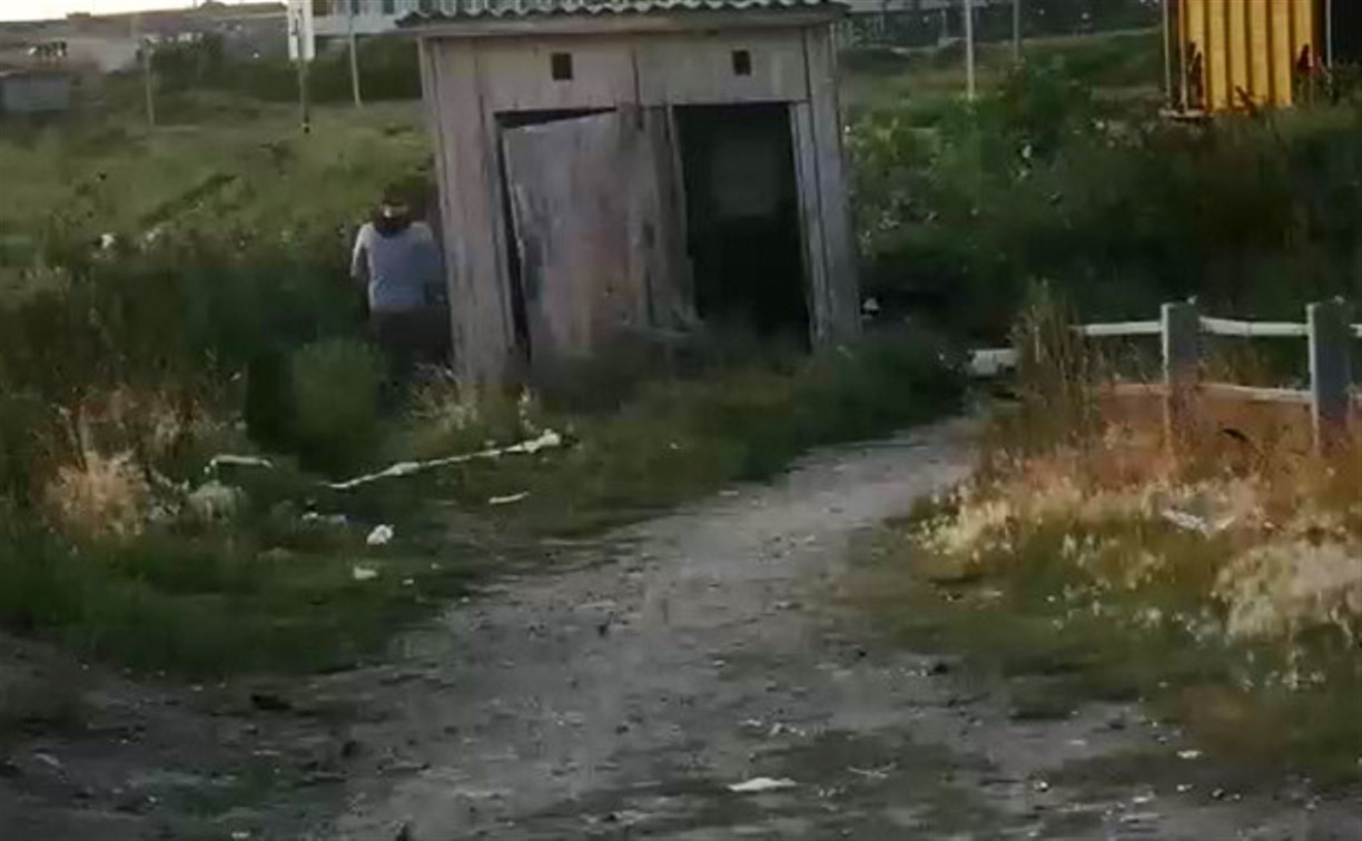 Новый туалет в Ильинском установили, но люди продолжают ходить «за угол»