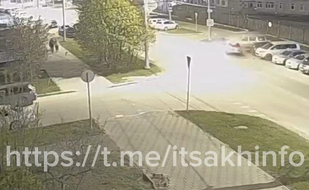 Появилось видео момента массового ДТП в Южно-Сахалинске