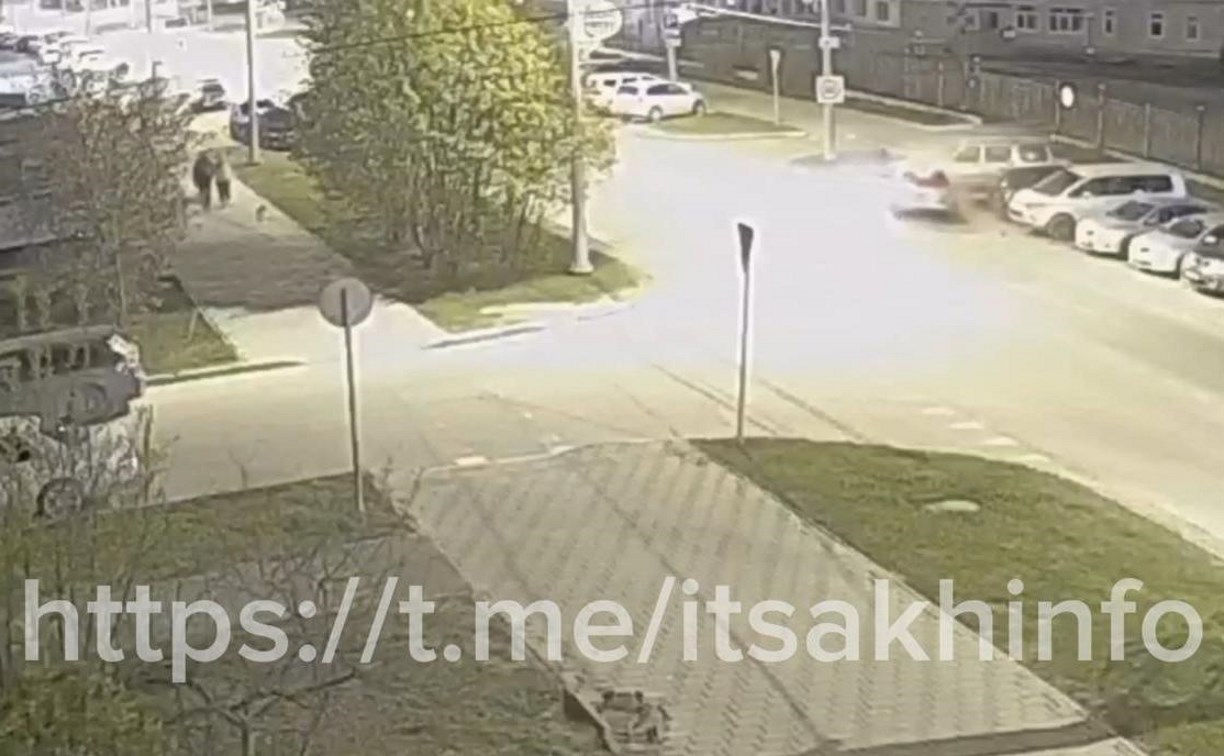 Появилось видео момента массового ДТП в Южно-Сахалинске
