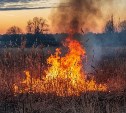 Пожар на 2 500 квадратах тушили в Тымовском районе в выходные 