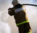 Жилой дом потушили пожарные в Южно-Сахалинске