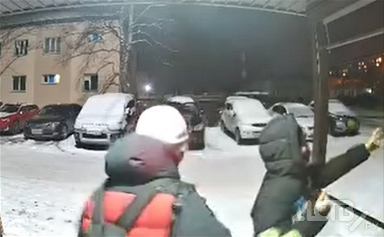 "Чьи дети?": два школьника разбили новогоднее кашпо, которое сделал ребенок-инвалид для жильцов дома в Южно-Сахалинске 
