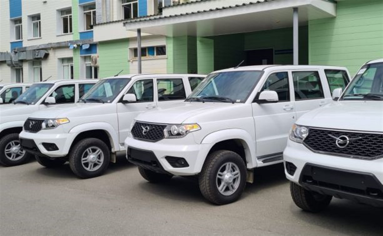 Поликлиники Южно-Сахалинска получили 11 новеньких машин "УАЗ-Патриот"
