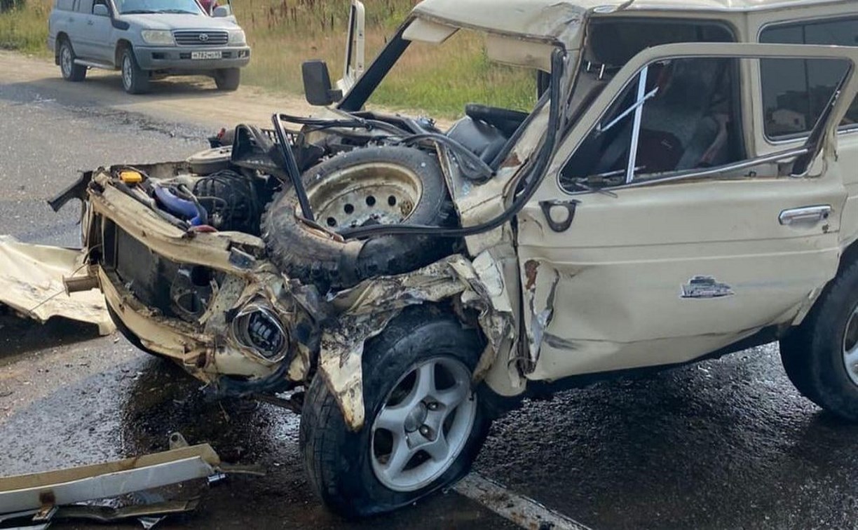Водитель "Нивы" пострадал при столкновении с грузовиком в Охе