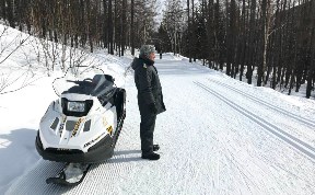 Снегоходы испортили трассу через Чеховский перевал 
